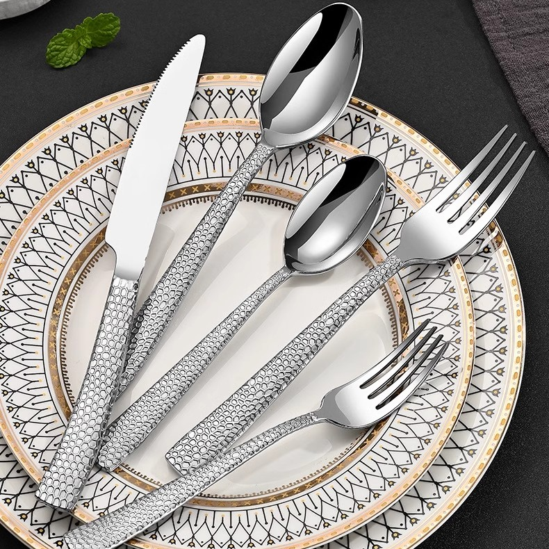 Portable 304 stainless steel cutlery set with travel case for outdoor and office use

