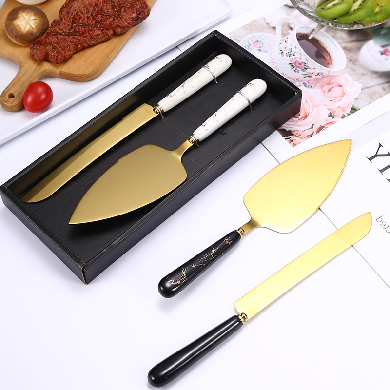 Fashionable gold stainless steel silverware set with modern flatware design

