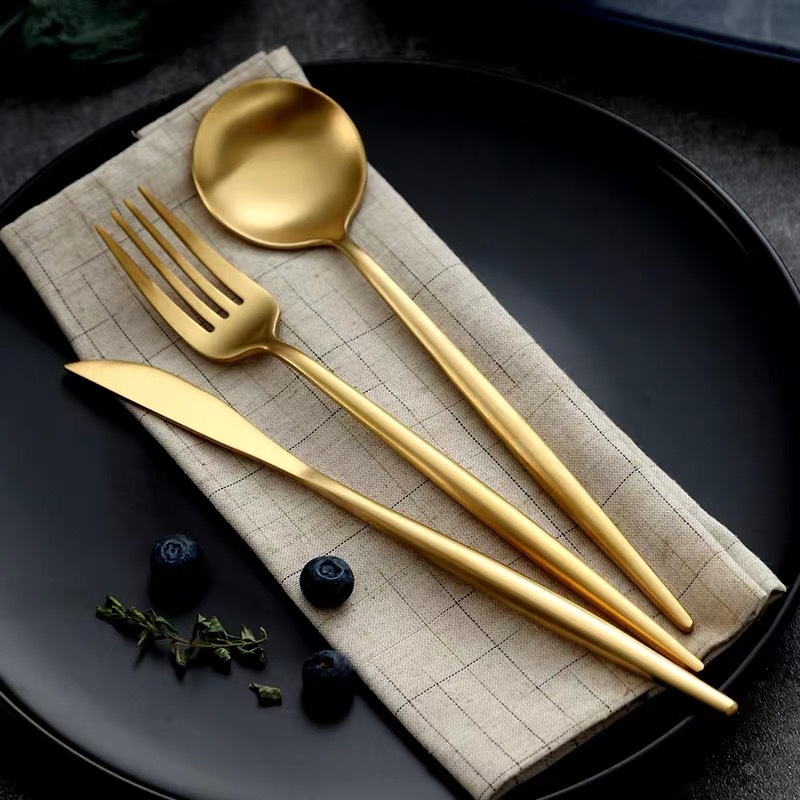  Vintage-style gold stainless steel cutlery set with classic design