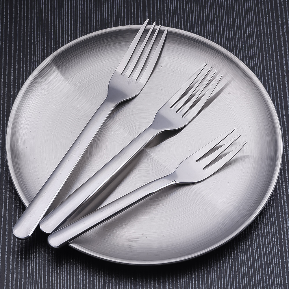 Reusable cutlery set with fork, knife, spoon and travel case for eco-conscious dining

