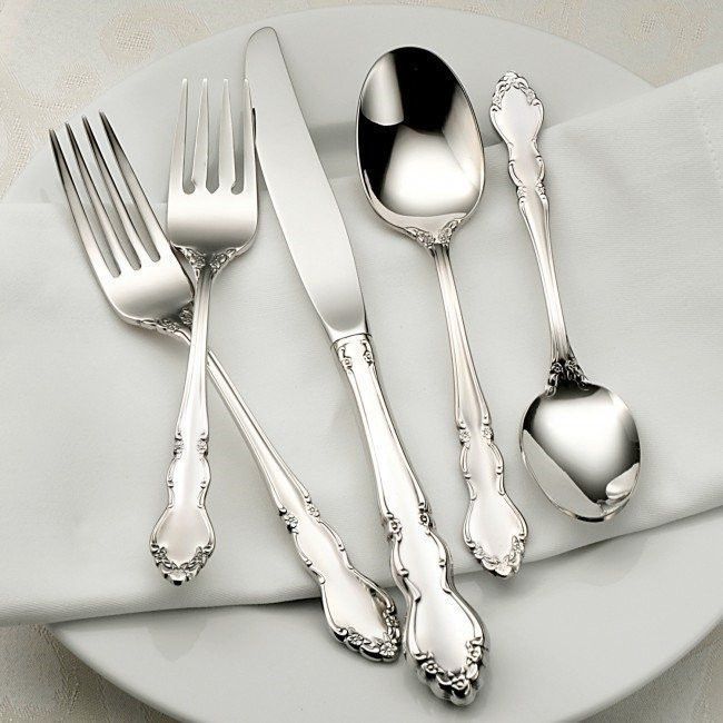 Portable stainless steel cutlery set with travel case for outdoor and daily use

