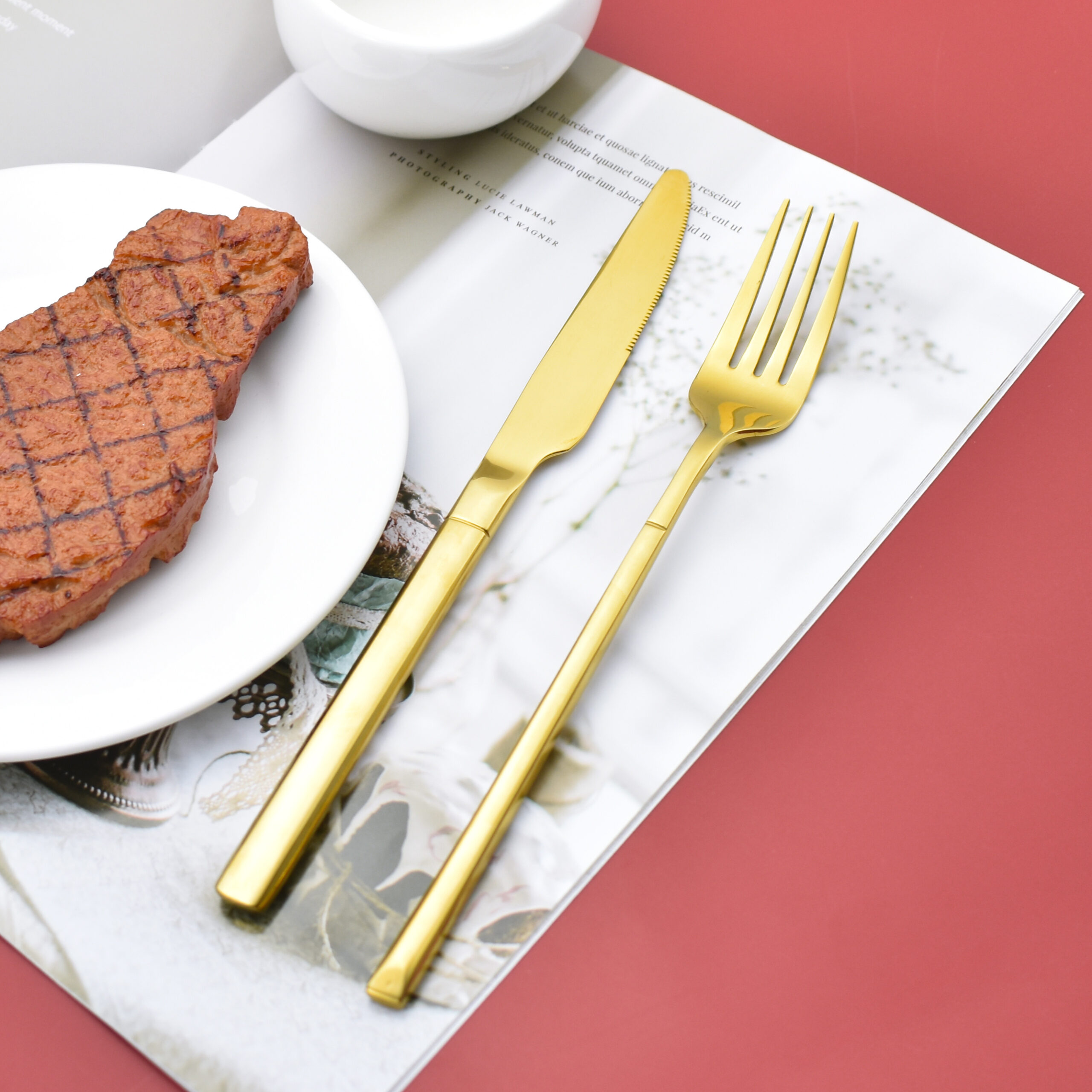 Heavy-duty stainless steel cutlery set with thickened handle design

