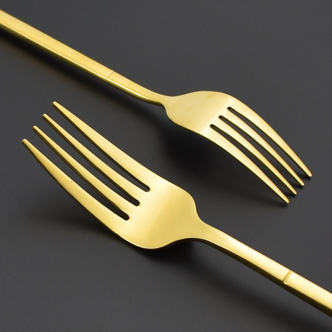 Heavy-duty stainless steel cutlery set with thickened handle design

