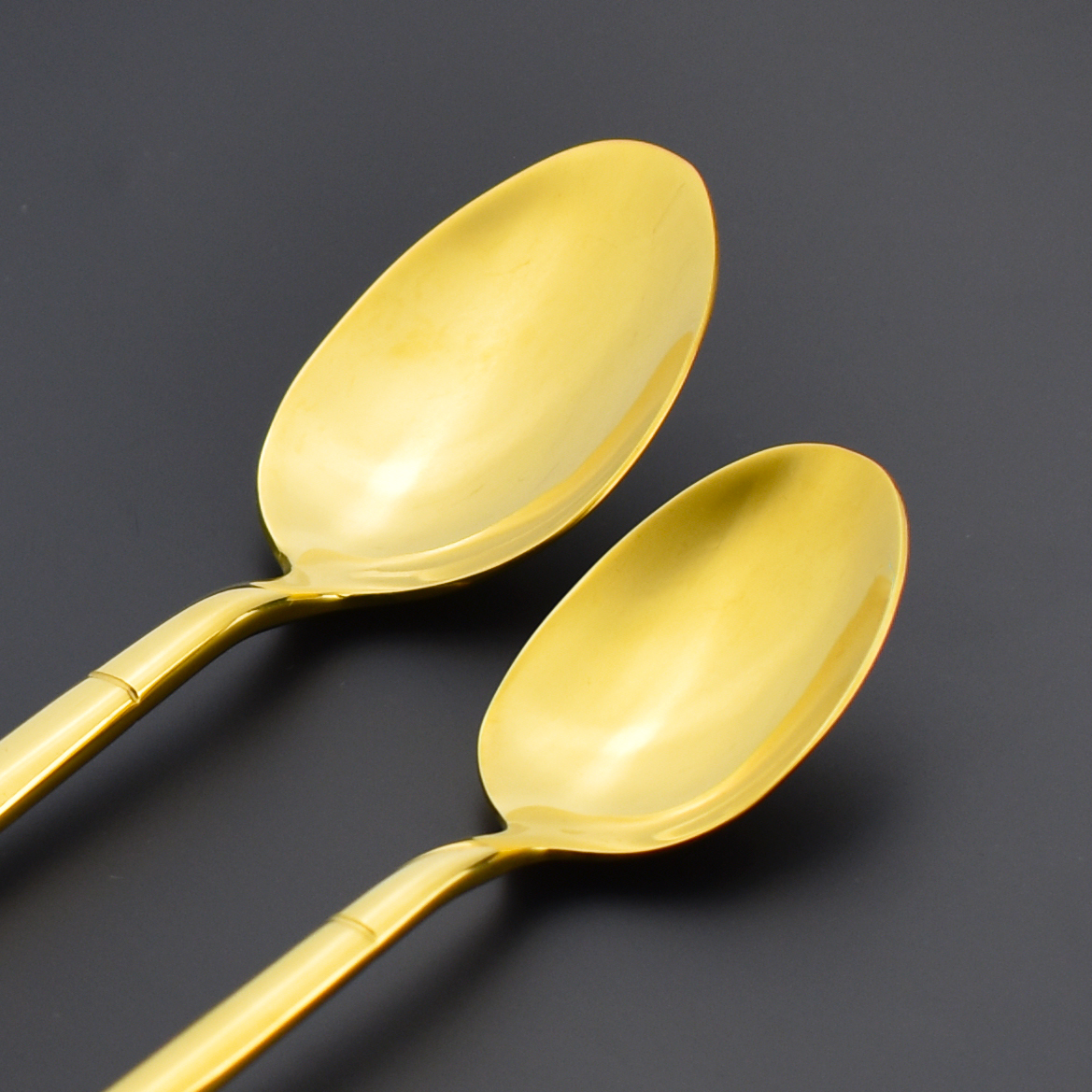 Heavy-duty stainless steel cutlery set with thickened handle design

