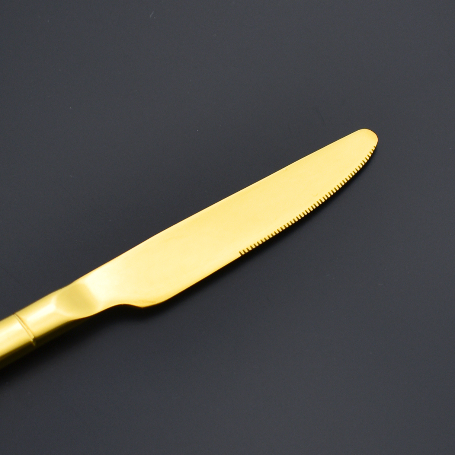 Heavy-duty stainless steel cutlery set with thickened handle design

