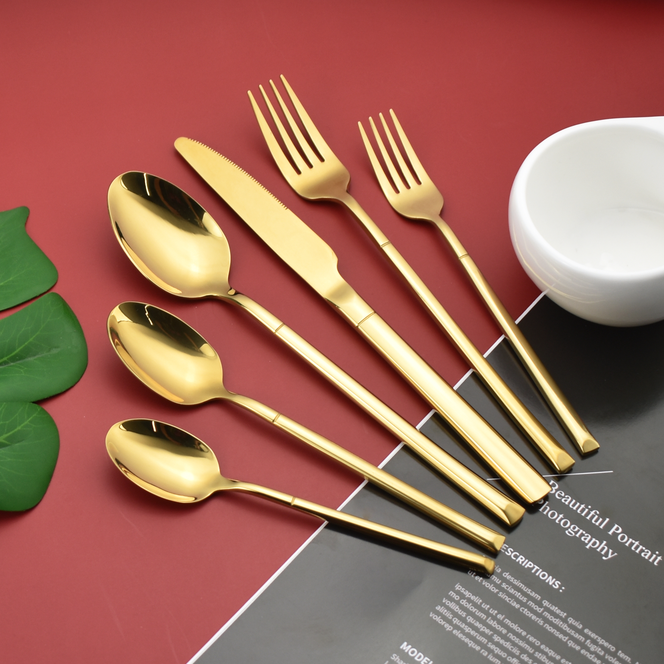 Heavy-duty stainless steel cutlery set with thickened handle design

