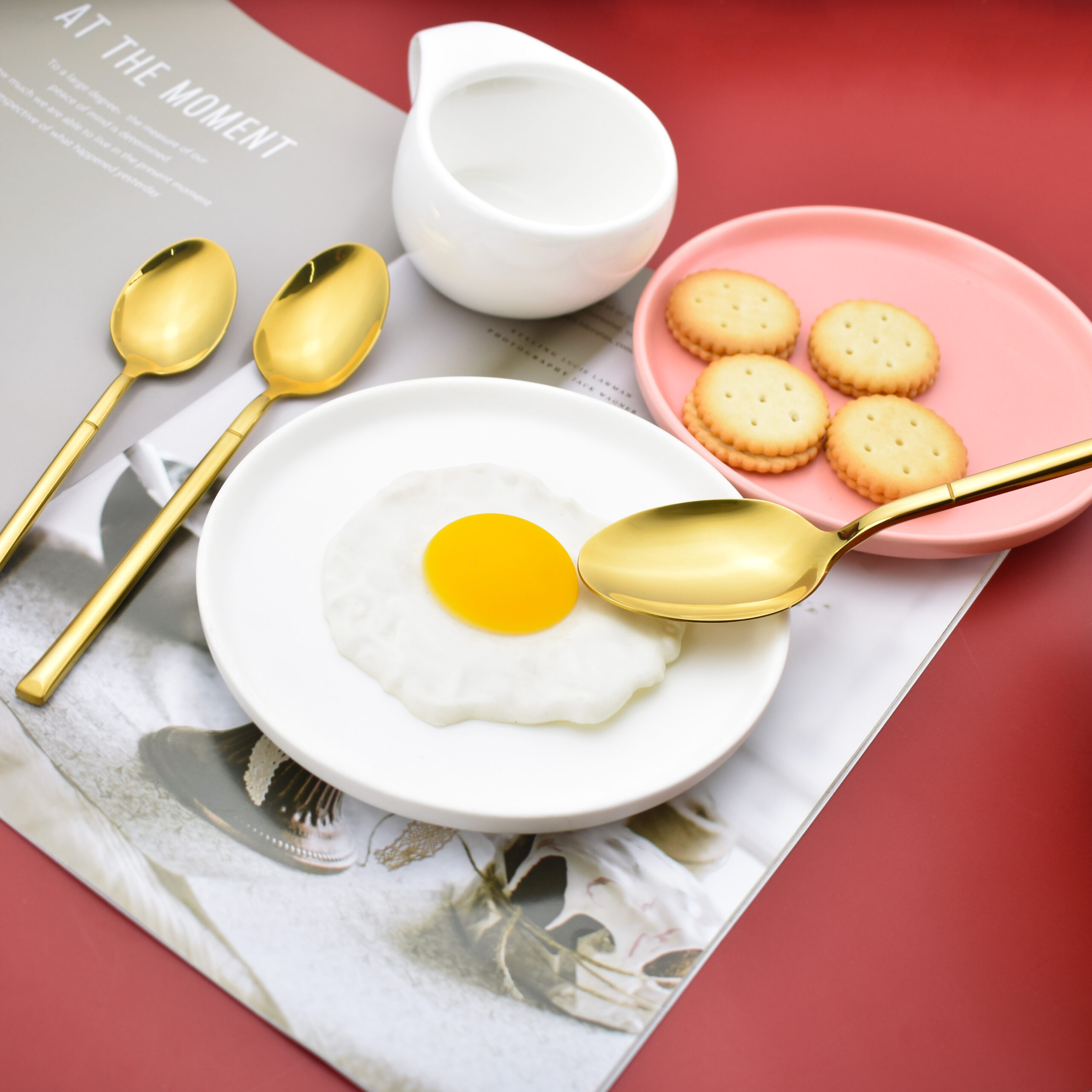 Heavy-duty stainless steel cutlery set with thickened handle design

